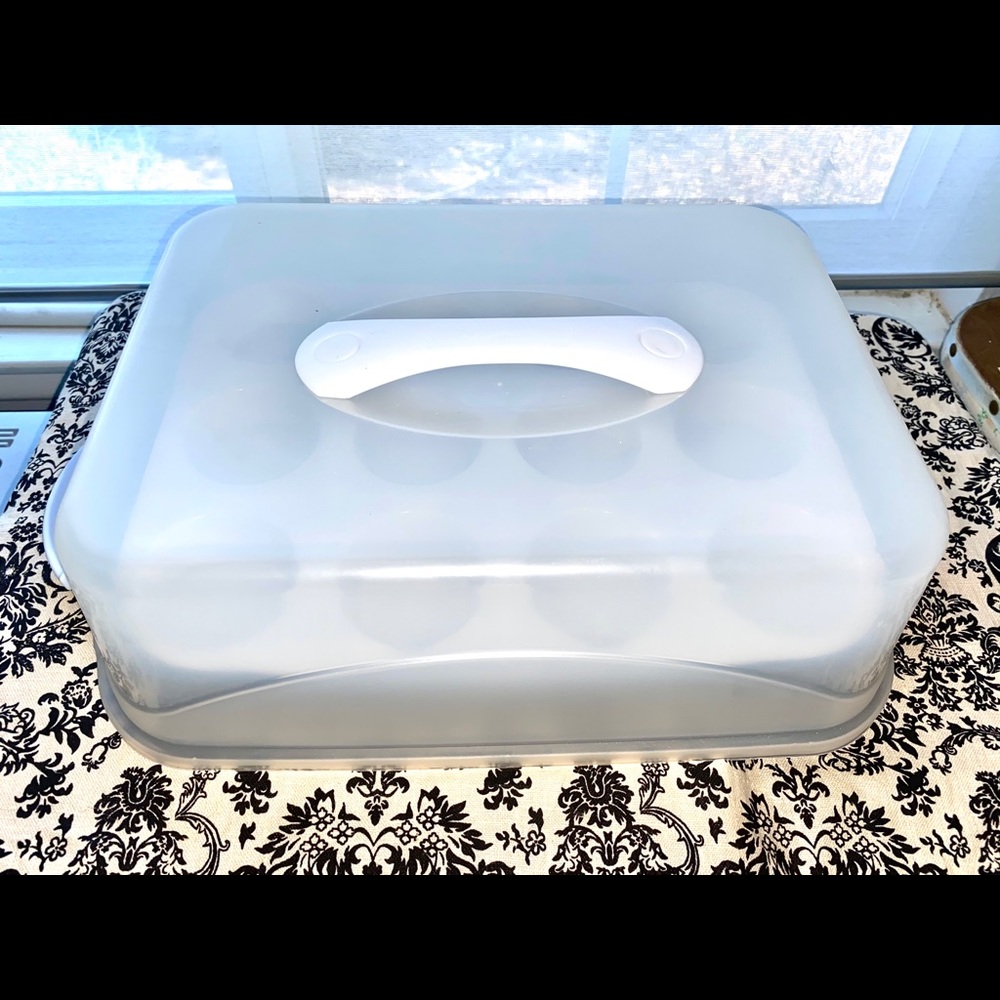 Cupcake carrier with baking tray